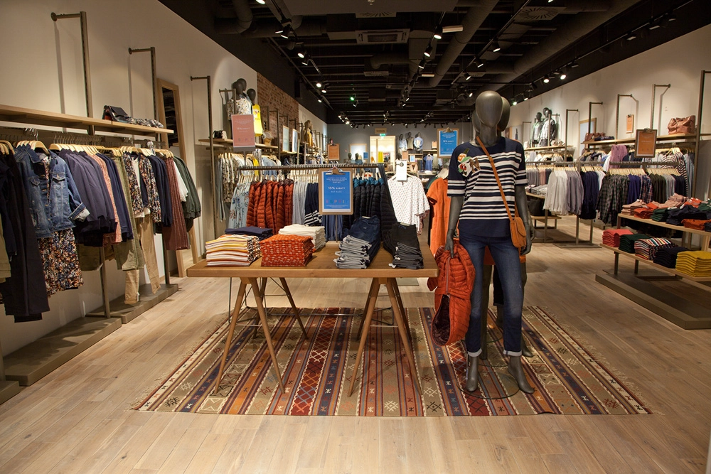 Esprit im Atrio Villach – Innenaufnahme der Verkaufsfläche mit Kleidung und Präsentationsmöbeln.